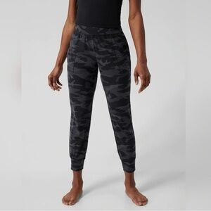 Athleta Salutation Joggers Black Camo Size S​​​​​​​​​​​​​​​​​